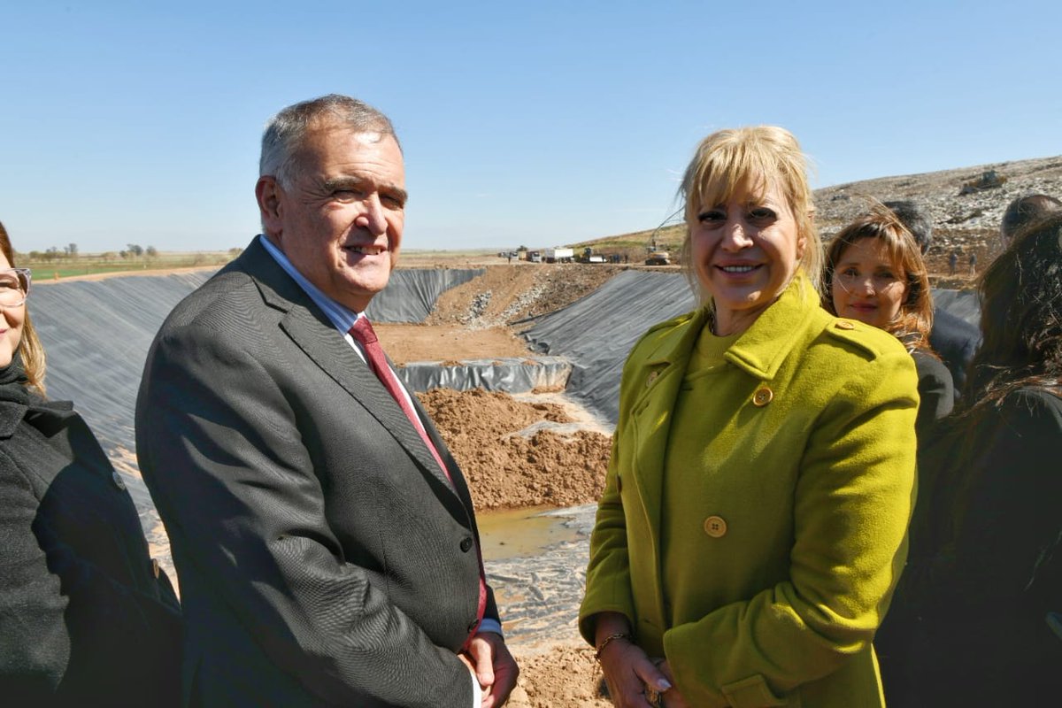 GastonEGGomez's tweet photo. "Quedó inaugurada la nueva celda de disposición final de residuos urbanos en Overo Pozo. Un paso importante hacia la gestión sostenible de los residuos. Acompañamos al Gob. @OsvaldoJaldo y a la Intendenta @RossanaChahla en esta etapa. Un proyecto que beneficiará a  la provincia. https://t.co/xcoJZnkrbV