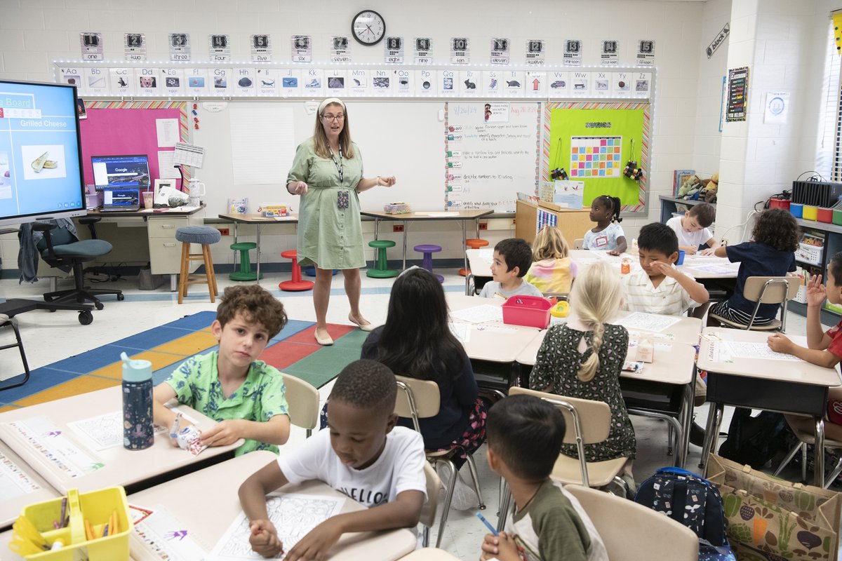 MCPS's tweet image. The first day of school was awesome 👏😁

Relive the excitement of #MCPSFirstDay by checking out our photo gallery: mcpsmd.info/3AxYZdp.

#MCPSforward