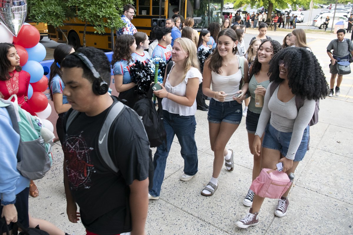 MCPS's tweet image. The first day of school was awesome 👏😁

Relive the excitement of #MCPSFirstDay by checking out our photo gallery: mcpsmd.info/3AxYZdp.

#MCPSforward