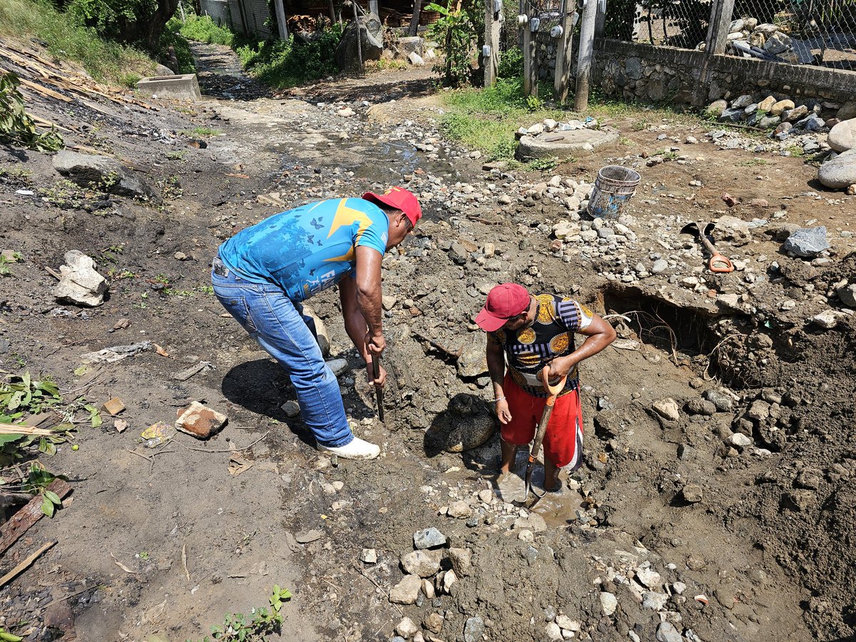 ClusterDigitalG's tweet photo. 👨🏻‍🔧| Las Brigadas de la #DAPAT realizan trabajos de reparación de fuga en la tubería del sistema de agua por gravedad, por lo que se suspende el servicio en la parte alta de la cabecera municipal hasta nuevo aviso. https://t.co/jhWu7KJF3Y