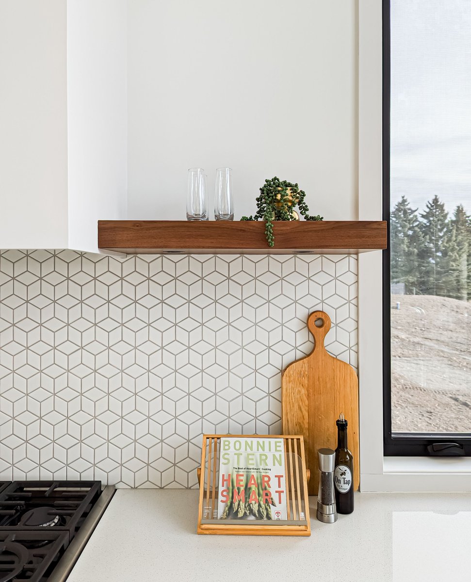 mkldesignstudio's tweet image. Every detail matters! Loving this modern kitchen with its geometric backsplash, floating wooden shelf &amp;amp; minimalist touches🌿🔪
•
•
•
Builder: @sfhomesltd
Design &amp;amp; Interiors: @mkldesignstudio

#MKLDesignStudio #CustomHomes #YYCInteriors #MKLInteriors #YYCLiving #AcreageHomes