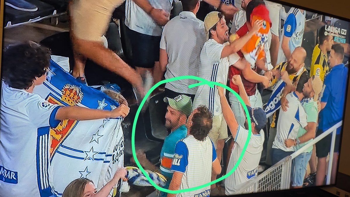 Te buscamos !!!!! 
Aficionado del <a href="/RealZaragoza/">Real Zaragoza</a>  en el estadio del Cartagena con una camiseta de los <a href="/MiamiDolphins/">Miami Dolphins</a>  con el 66 (año de fundación de la franquicia )...
¿te gusta la #NFL? ¿Sigues a nuestros #Dolphins ? Únete a nuestro club de fans oficial en España ...