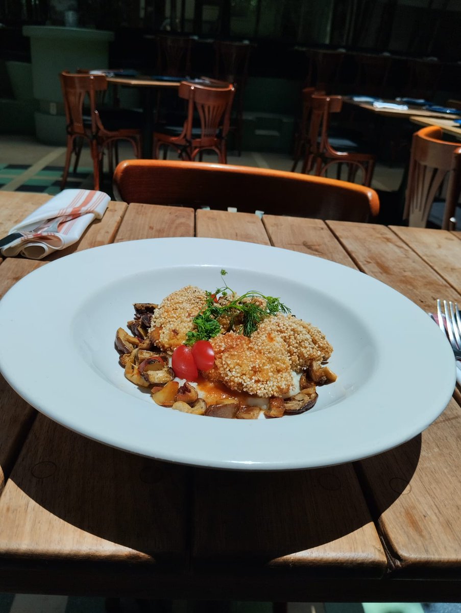 ¡Disfruta de tu #menúdeldía favorito!

Te esperamos con:

ENTRADA: Crema verde con poblano, chilaca y calabaza
FUERTE: Setas empanizadas de amaranto con demi-glace y chile chilhuacle

#Monday 
.
.
.