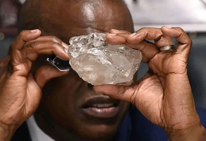 headgunaf's tweet photo. Em uma descoberta sem precedentes, um diamante de 2.492 quilates foi desenterrado na mina Karowe, em Botswana, e apresentado ao mundo em 22 de agosto de 2024, estabelecendo-o como o segundo maior diamante já encontrado, superado apenas pelo famoso Diamante Cullinan de 1905. Esta descoberta extraordinária foi revelada pelo Presidente do Botswana, Mokgweetsi Masisi, que sublinhou a magnitude da gema tanto para o seu país como para a indústria global de pedras preciosas. Embora o seu valor ainda não tenha sido determinado ou um nome atribuído, o diamante atraiu a atenção internacional, marcando um marco significativo na história da mineração de gemas.