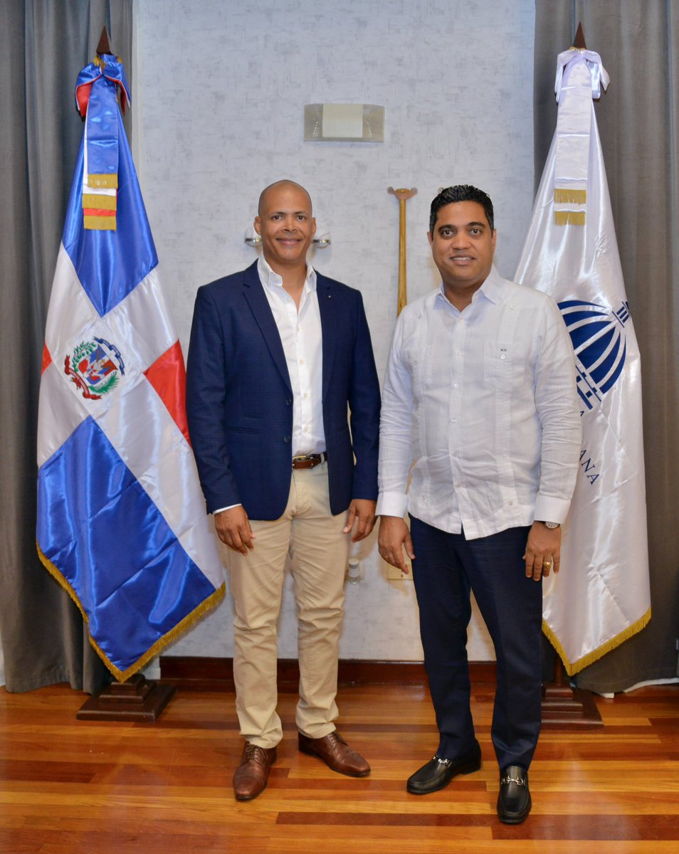 miderec_rd's tweet photo. El ministro de Deportes y Recreación, @kelvincruzrd , hizo un llamado al país a celebrar en grande el 20 aniversario de la primera medalla de oro conquistada por el velocista dominicano Félix Sánchez , en los 400 metros con vallas, durante los Juegos Olímpicos de Atenas 2004.

@kelvincruzrd, hizo la exhortación tras una visita que le giró Sánchez a su despacho este lunes.

‘’A propósito del reciente logro de Marileidy Paulino y los demás medallistas dominicanos en los recién celebrados Juegos Olímpicos de París 2024 y en otros eventos importantes, quiero celebrar con todos los dominicanos que hoy se cumplen exactamente 20 años de ese hecho histórico en Atenas, donde se escuchó por primera vez el himno nacional, para celebrar nuestra primera medalla de oro olímpica’’, resaltó Cruz.

‘’Gracias @elsupersanchez , por usted ser un dominicano de corazón, por siempre poner en alto el orgullo patrio, sobre todo con aquella memorable hazaña. La verdad es que no tenemos palabras con qué describir el gran honor que para nosotros significa poder compartir con usted la nacionalidad dominicana’’, dijo Cruz.

Expuso que todos los deportistas dominicanos y el país como tal, se sienten privilegiados de que Sánchez haya decidido venir a residir aquí de forma permanente, ‘’ya que el agradecimiento de nosotros hacia él perdurará por siempre’’.

Félix “Super” Sánchez también ganó el oro olímpico en los Juegos de Londres 2012.

#20AñosDeLaMedallaOlímpica 
#ElDeporteEstáDeFiesta
#FélixSánchez
#Miderec