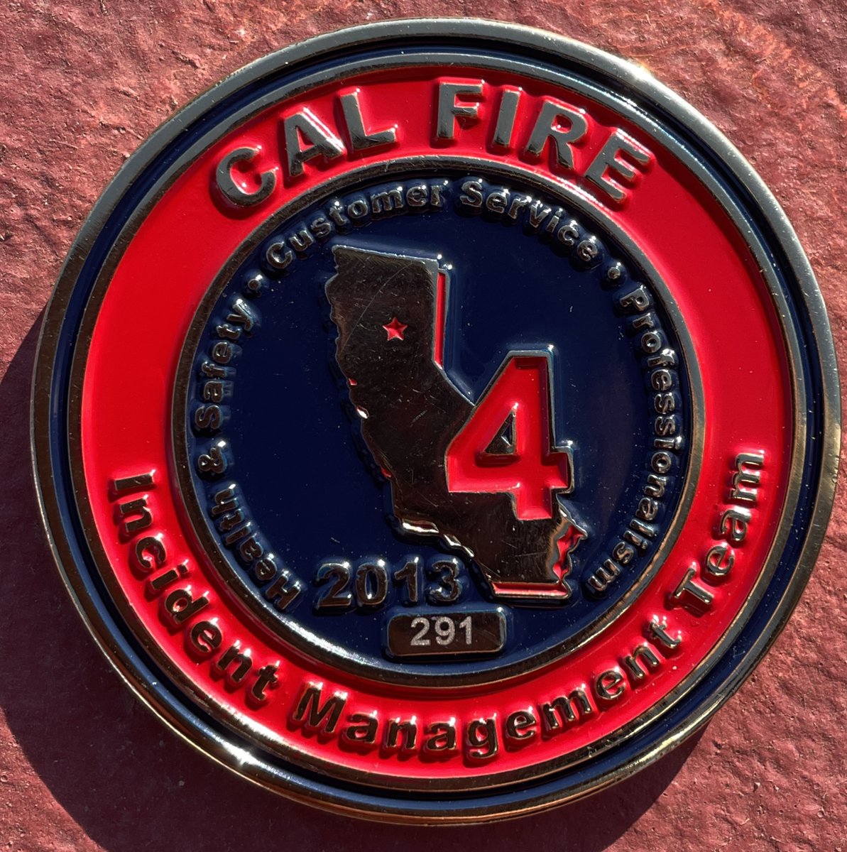 CALFIRECZU's tweet image. We would like to offer our appreciation and respect for Scotts Valley Battalion Chief Andrew LoFranco (pictured on the left).
Recently, while assigned to the #ParkFire in Butte and Tehama Counties, Chief LoFranco displayed courage and dedication while helping fellow firefighters.