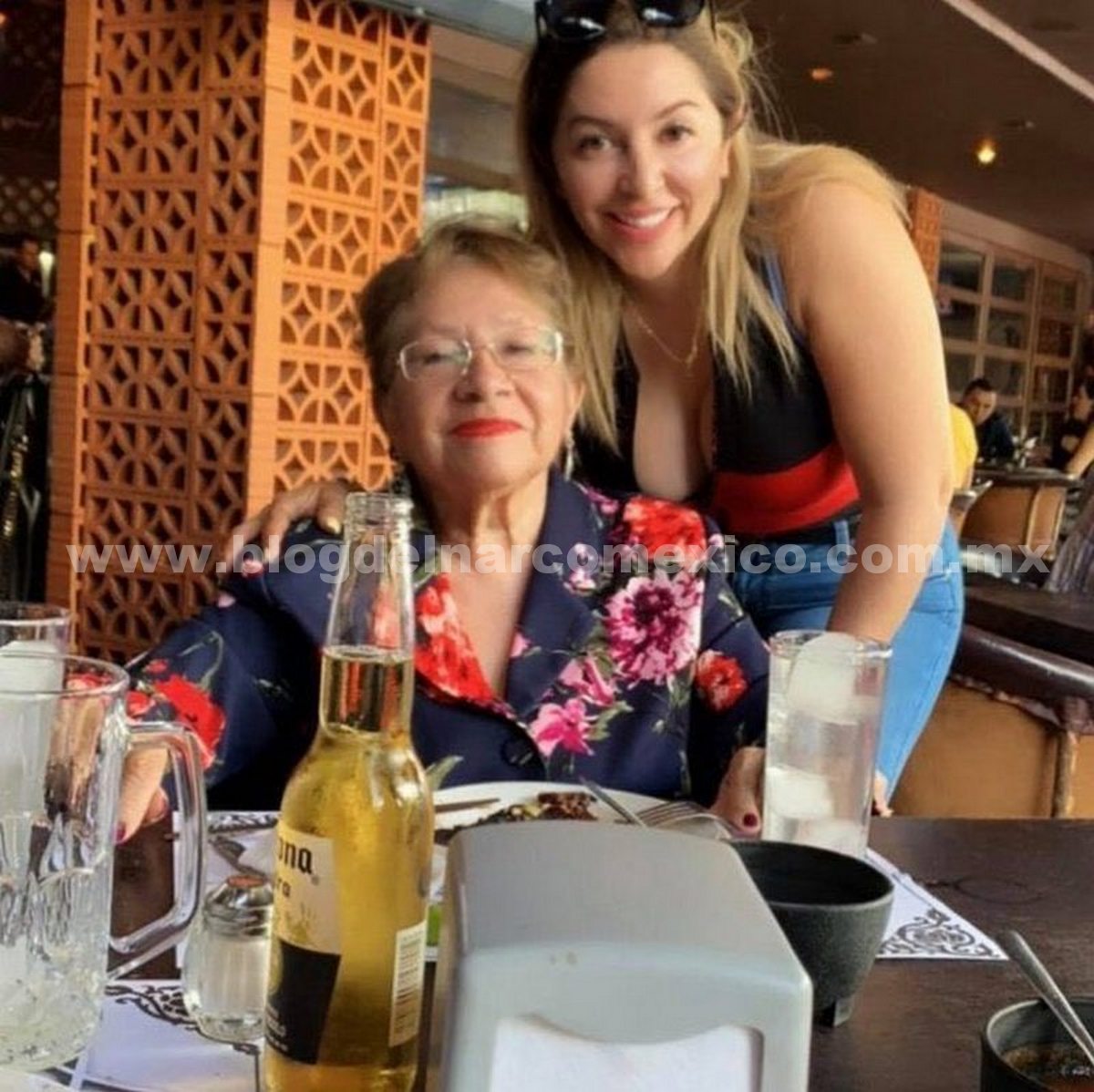 blogdelnarcomx's tweet photo. Una familia "Gorrona" fue exhibida plantando una cucaracha en los alimentos que estaban degustando en el restaurante de "Mariscos Puerto Chale" de Guadalajara en donde no pagaron la cuenta y exigieron comida hasta para llevar, tras su truculenta actuación https://t.co/kp3sr6JKt4 https://t.co/pZNpMVZv6O