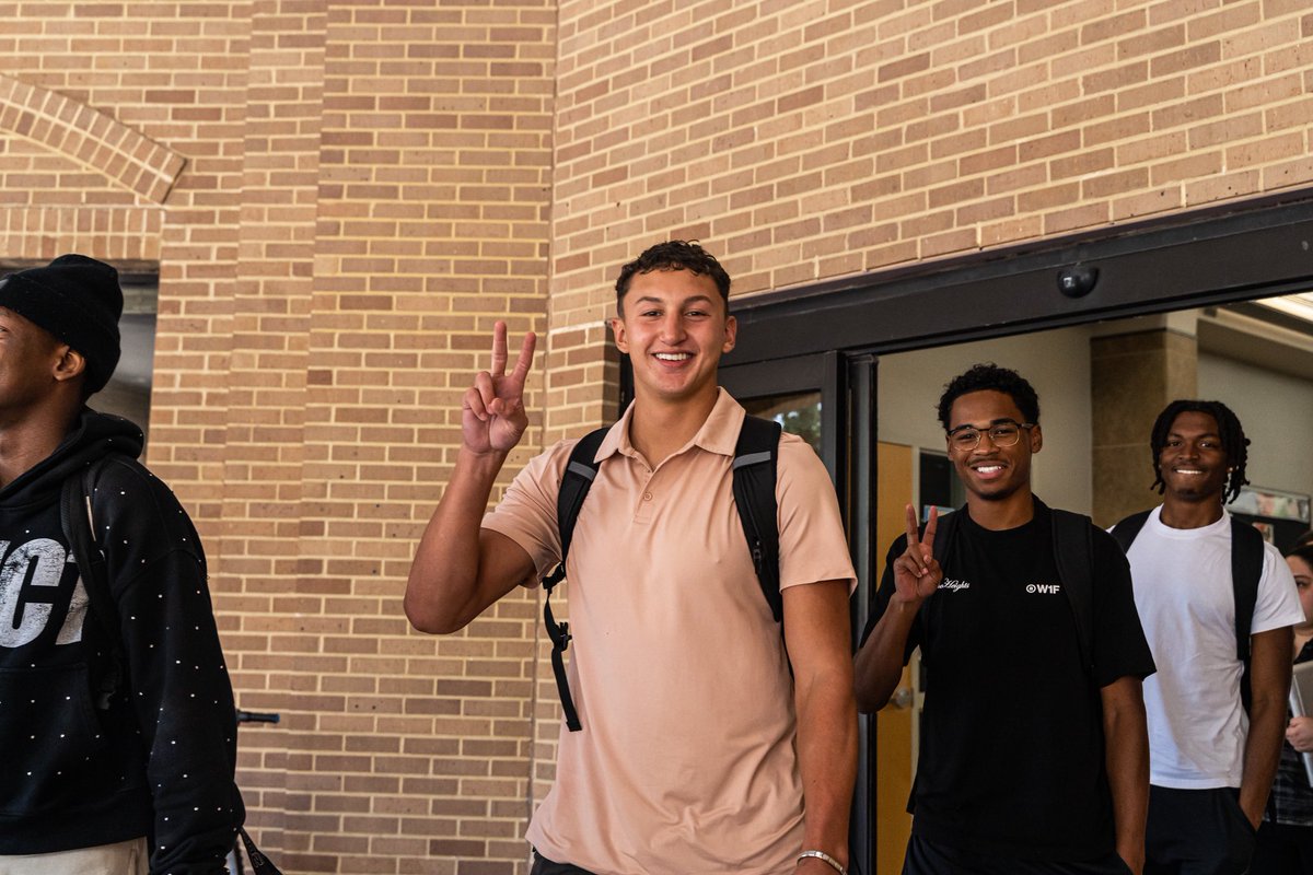 UTRGVFootball's tweet photo. Class is in session ✍️

#WinToday | #RallyTheValley https://t.co/aWeYVSKFnd