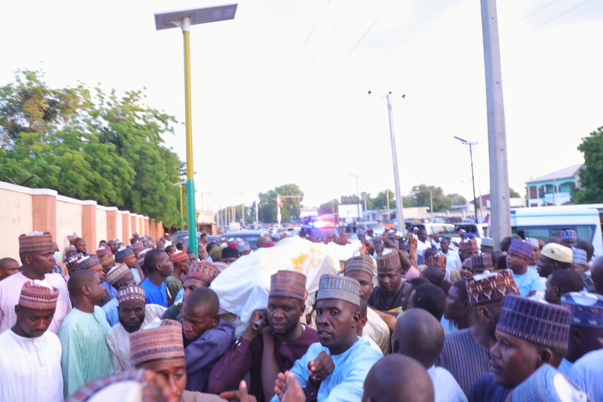 InsightNrthEast's tweet photo. https://t.co/2awAtt7nqZ
VP Shettima led mourners for Zulum’s late commissioner’s funeral https://t.co/Ju4JTzJmcB