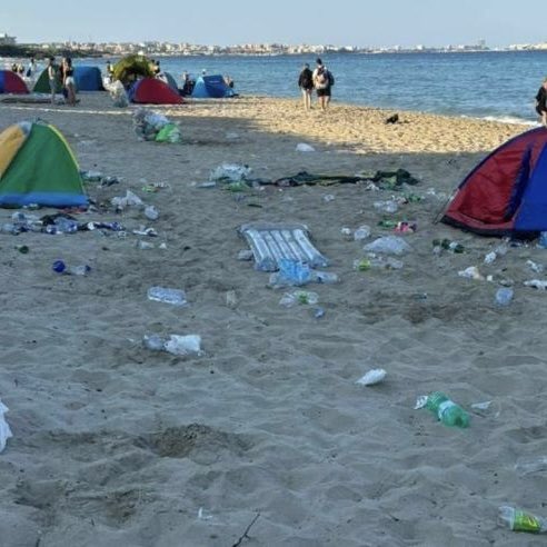 plasticfreeit's tweet photo. Le meravigliose spiagge da Gallipoli a Porto Cesareo sono diventate discariche a cielo aperto, soffocate da plastica e immondizia lasciata da turisti irresponsabili

È tempo di cambiare rotta: il rispetto per l'ambiente deve diventare una priorità per tutti
#plasticfree #ambiente https://t.co/Lj9bUX3Nm0