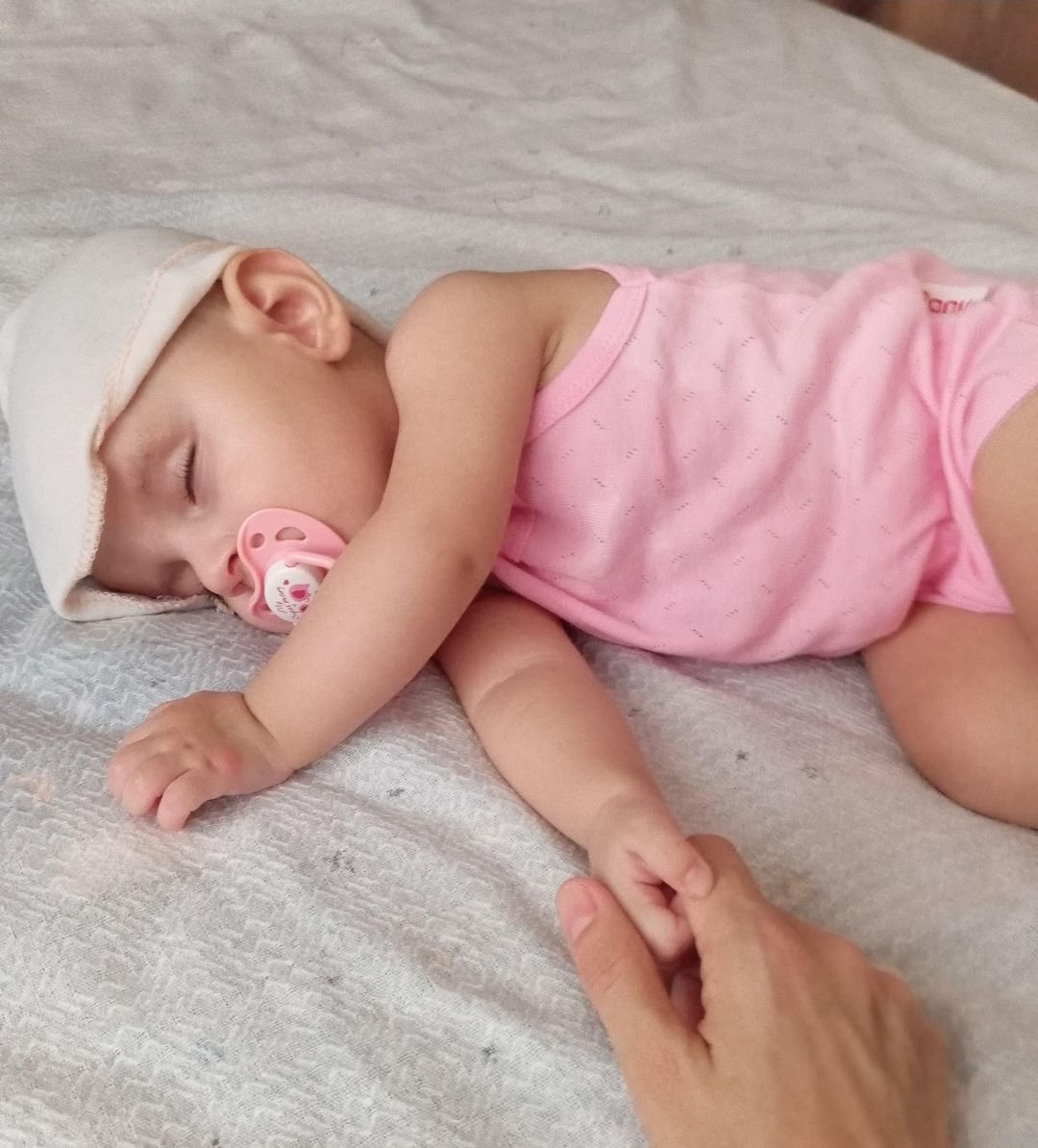 Evladım ateşten yorgun düştüğü bir güne uyandı. Hastalık acı yüzünü artık gösteriyor. Bizim zamanımız yok. Ellerimiz ayrılmasın yavrumla. Lütfen duyun sesimizi.

#ÖzyakupaJübile #BüyükTaarruz Gazi Mustafa Kemal Atatürk Joao Mario Polis Atiba