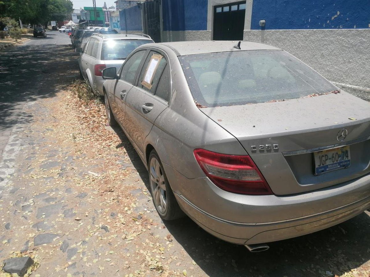 ViviVais's tweet photo. @MovilidadZap la empresa @AutotechnikBBE nos tiene cansados, con autos de lujo abandonados en la vía pública por años, causando problemas de salud, ayuda por favor, con o sin reporte de robo, esto no es sano, no es justo y nos está llenando de ratas de 2 y 4 patas https://t.co/aa2pf6wwYY