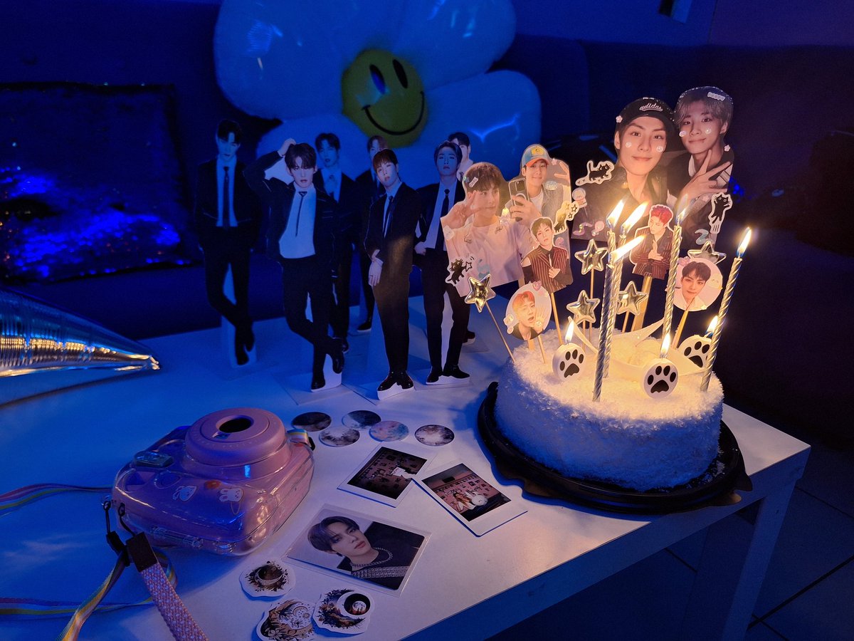 we walking on the moon
피어나는 fantasy
i can't breathe, 영원히
walking on the moon
moving like no gravity
조금씩 you and me
walking on the moon
             🌙

                        #tan <a href="/Fe7Ally/">ally_moon</a>