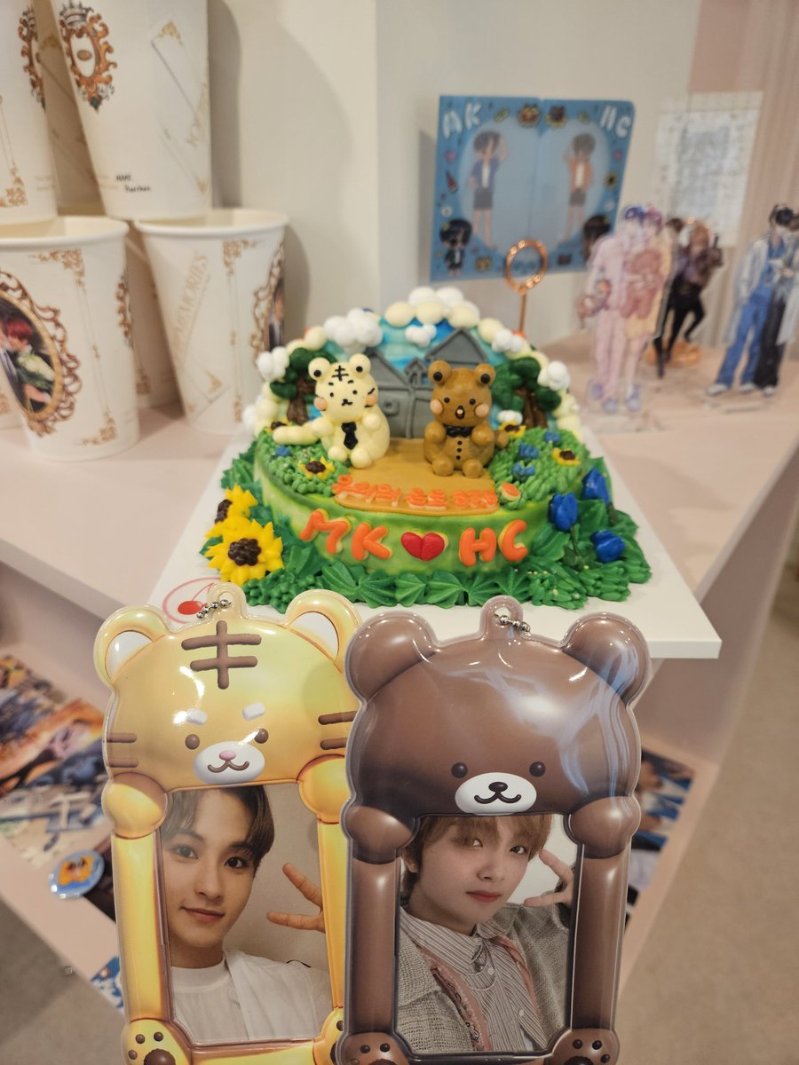 넓고쾌적해서맠동토크하기좋앗던카페😍😍
포토존이랑쿠키가무진장귀여움!!!
럭드도성공ㅎㅎ✌️
덕분에맠동데이가너무즐거웟더요🎶🎶
#Youth_memories_