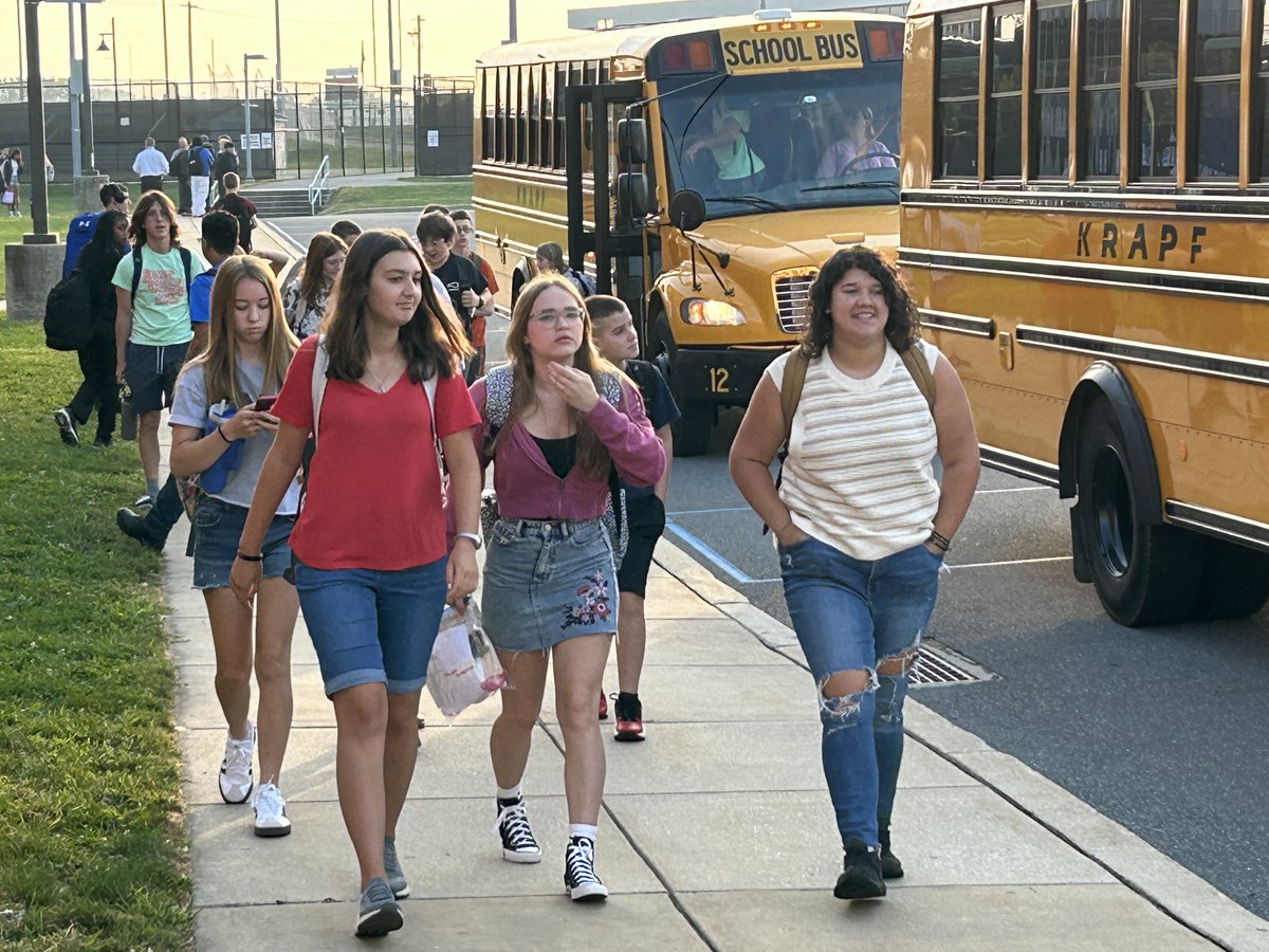 A BIG thank you to our amazing families and students, dedicated teachers, and wonderful support staff for making the first day of the 2024-2025 school year a success! We're excited to embark on this journey together.

Article and Slideshow⬇️
tinyurl.com/uekysn3s