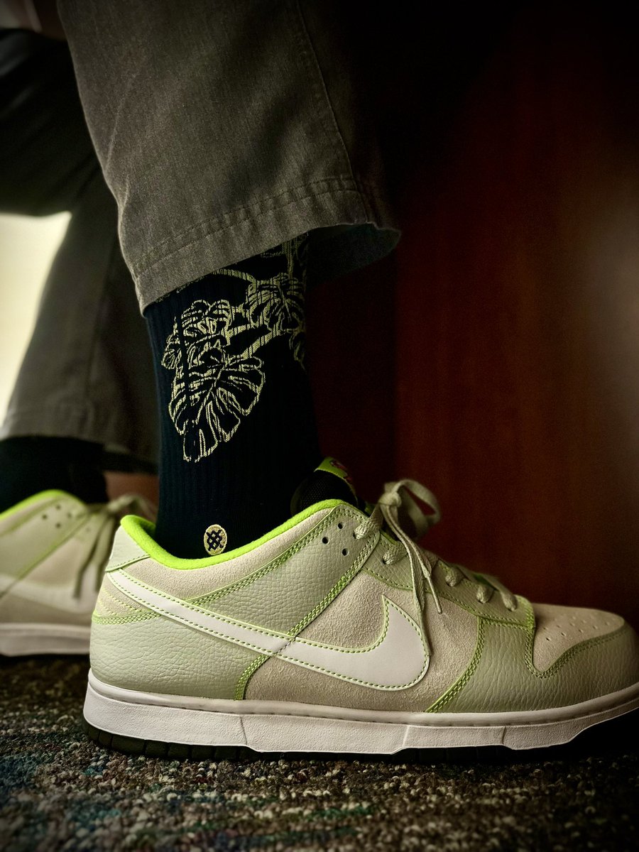 moreshoesthan's tweet image. Gonna need something to get through call so I thought I’d theme this week’s #kotd under #GoingGreenBeforeItsGone as we say goodbye to summer and hello to fall

#docsindunks 
#dunk #nike
#yoursneakersaredope 
#snkrs #sneakers  #sneakeraddict 
#sneakerhead
#snkrsandscrubs #wearfigs