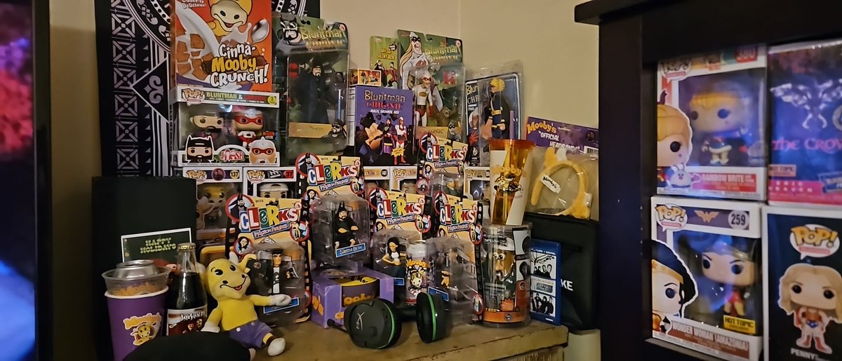 EpicallyJayRed's tweet image. Doing some cleaning &amp;amp; trying to arrange my @ThatKevinSmith @JayMewes @viewaskew collection. This is about 1/4 of it so far. I've had Clerks 1 &amp;amp; 2, Mallrats &amp;amp; Jay and Silent Bob Strike Back playing in the background as I clean.