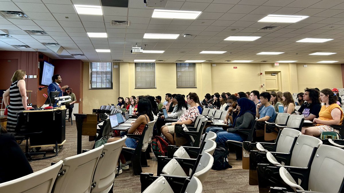 How can we use data analysis to better understand the world and solve society’s Grand Challenges? I loved learning more and meeting students while visiting HGLO101 with Prof. @SarahCroco.