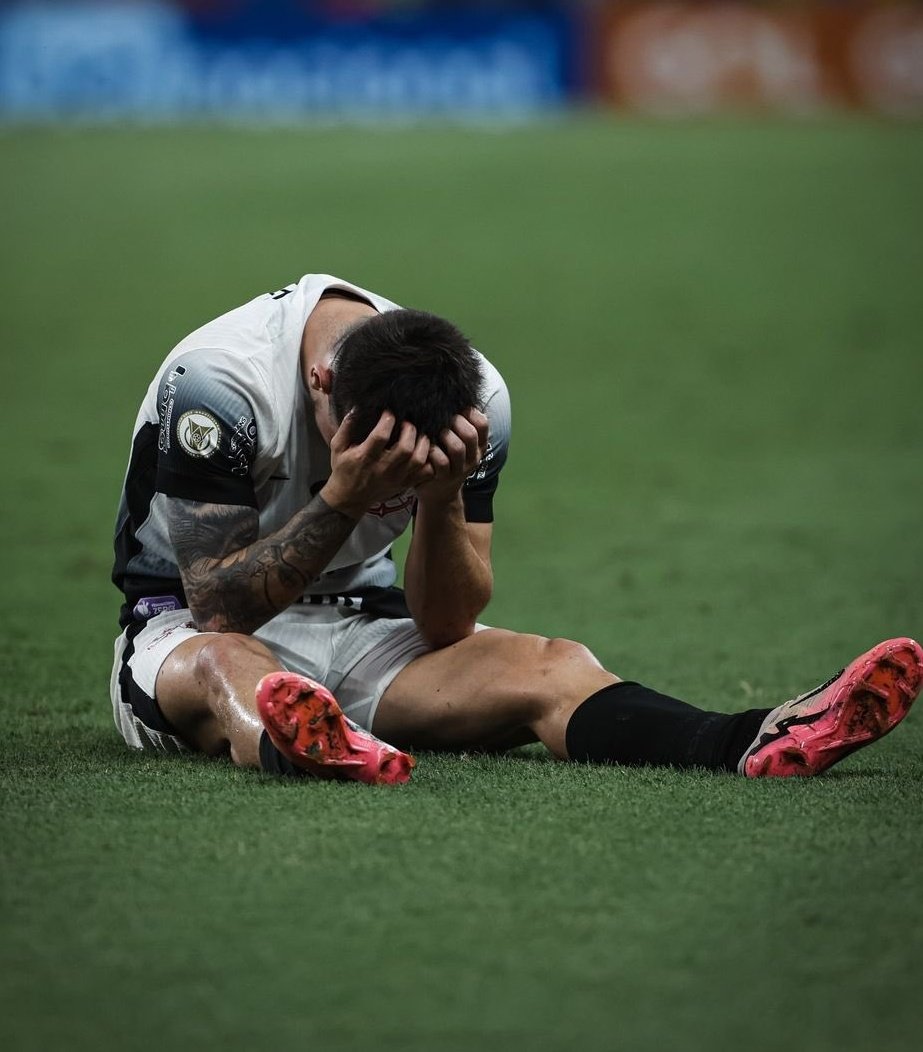ruanrlx's tweet photo. O Garro ontem após o jogo, visivelmente abalado com a situação que vive o clube.

Ele faz de tudo. Corre o jogo inteiro, cria chances, faz gols, e se entrega de corpo e alma pelo Corinthians.

Triste não ter um ataque descente, que possa ajuda-lo. https://t.co/emF2cXWIku