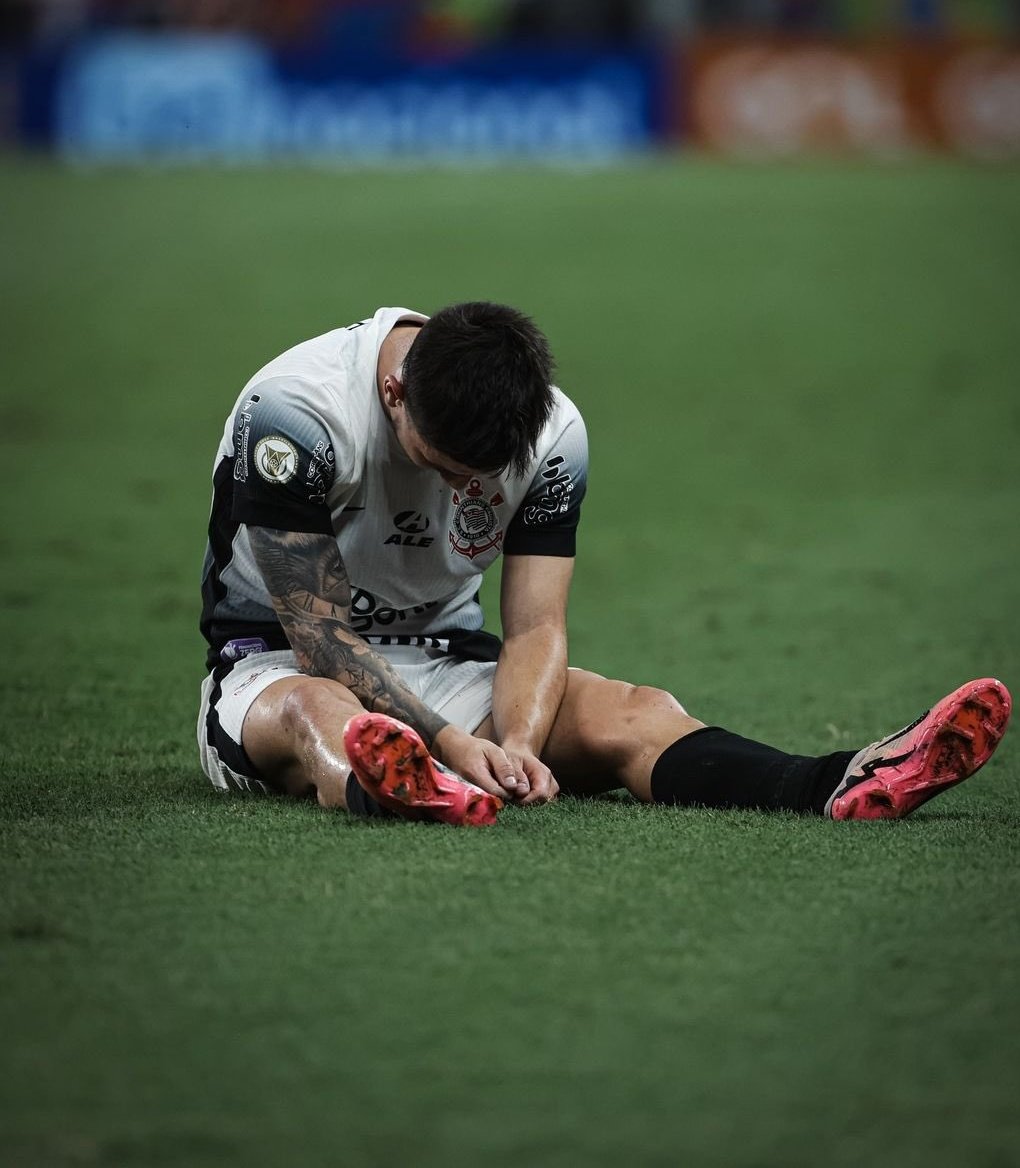 ruanrlx's tweet photo. O Garro ontem após o jogo, visivelmente abalado com a situação que vive o clube.

Ele faz de tudo. Corre o jogo inteiro, cria chances, faz gols, e se entrega de corpo e alma pelo Corinthians.

Triste não ter um ataque descente, que possa ajuda-lo. https://t.co/emF2cXWIku