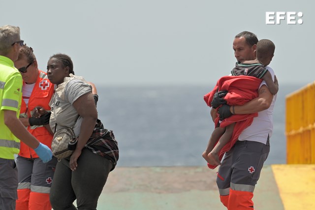 EFE_Canarias's tweet photo. Salvamento Marítimo ha rescatado en aguas cercanas a #ElHierro a 136 personas, entre ellas ocho mujeres y dos menores de edad, uno un bebé de pocos meses, que iban a bordo de un cayuco.

📸 EFE/Gelmert Finol
https://t.co/bvk5cIOIzD https://t.co/VOVnrPxKuu