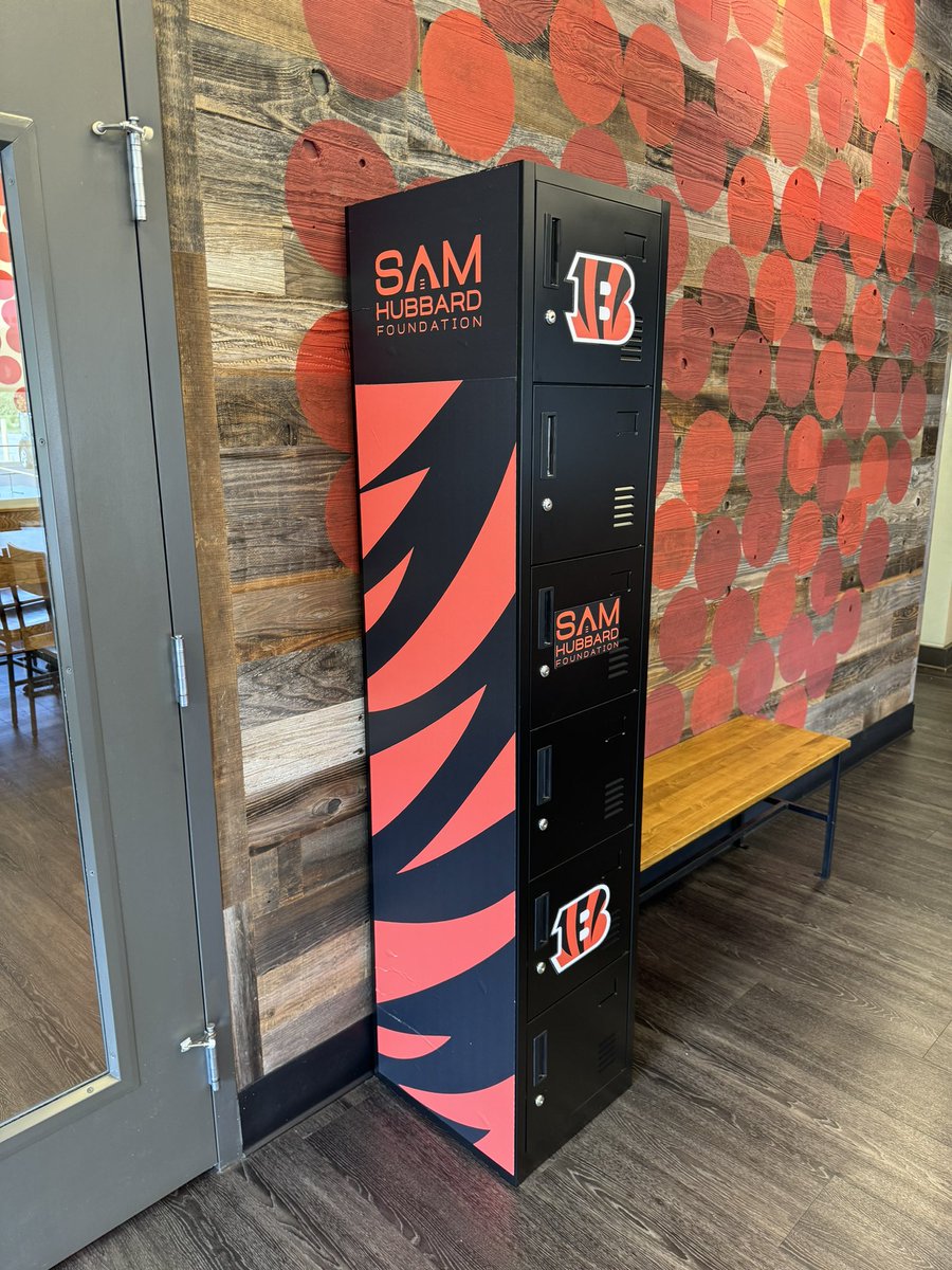 Donatos Cincy (@donatoscincy) on Twitter photo Who wants to win a <a href="/Sam_Hubbard_/">Sam Hubbard</a> signed locker for their Bengals fan collection? 😏
How do you win? Two easy steps:
1. Order something from Donatos.
2. Donate at least $5 to the <a href="/sh94foundation/">The Sam Hubbard Foundation</a> via this link: tinyurl.com/2z3s72av
Post your screenshots (both the order & the Who wants to win a <a href="/Sam_Hubbard_/">Sam Hubbard</a> signed locker for their Bengals fan collection? 😏
How do you win? Two easy steps:
1. Order something from Donatos.
2. Donate at least $5 to the <a href="/sh94foundation/">The Sam Hubbard Foundation</a> via this link: tinyurl.com/2z3s72av
Post your screenshots (both the order & the