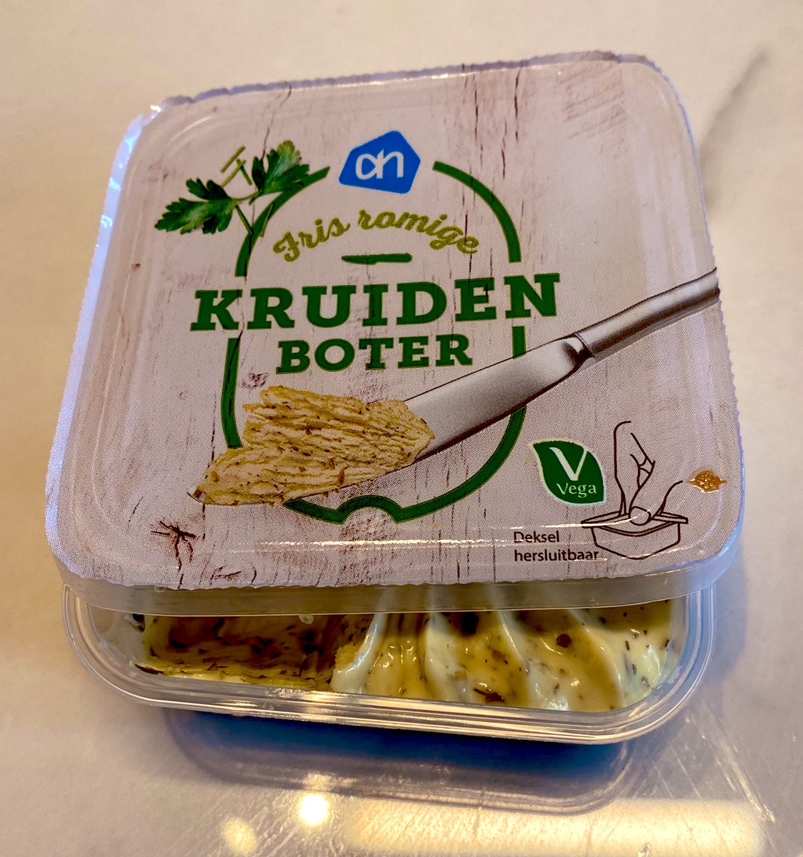 #albertheijn #ahold <a href="/albertheijn/">Albert Heijn</a> beste Appie, waarom hebben jullie deze verpakking veranderd? Het deksel kan niet meer op de verpakking na openen… is dit zodat de klant het weggooit en een nieuwe koopt en jullie daardoor meer verkopen? 😕😕😕