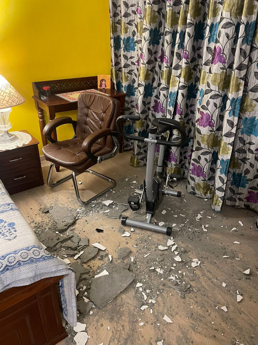sumedhasharma86's tweet photo. That's what rains do to posh flats in #Gurugram.  Plaster falls off from @DlfNew society in sector  90 as #HeavyRainfall #Gurgaon @dlfrealty @dtcphry https://t.co/GIAUuU8rij