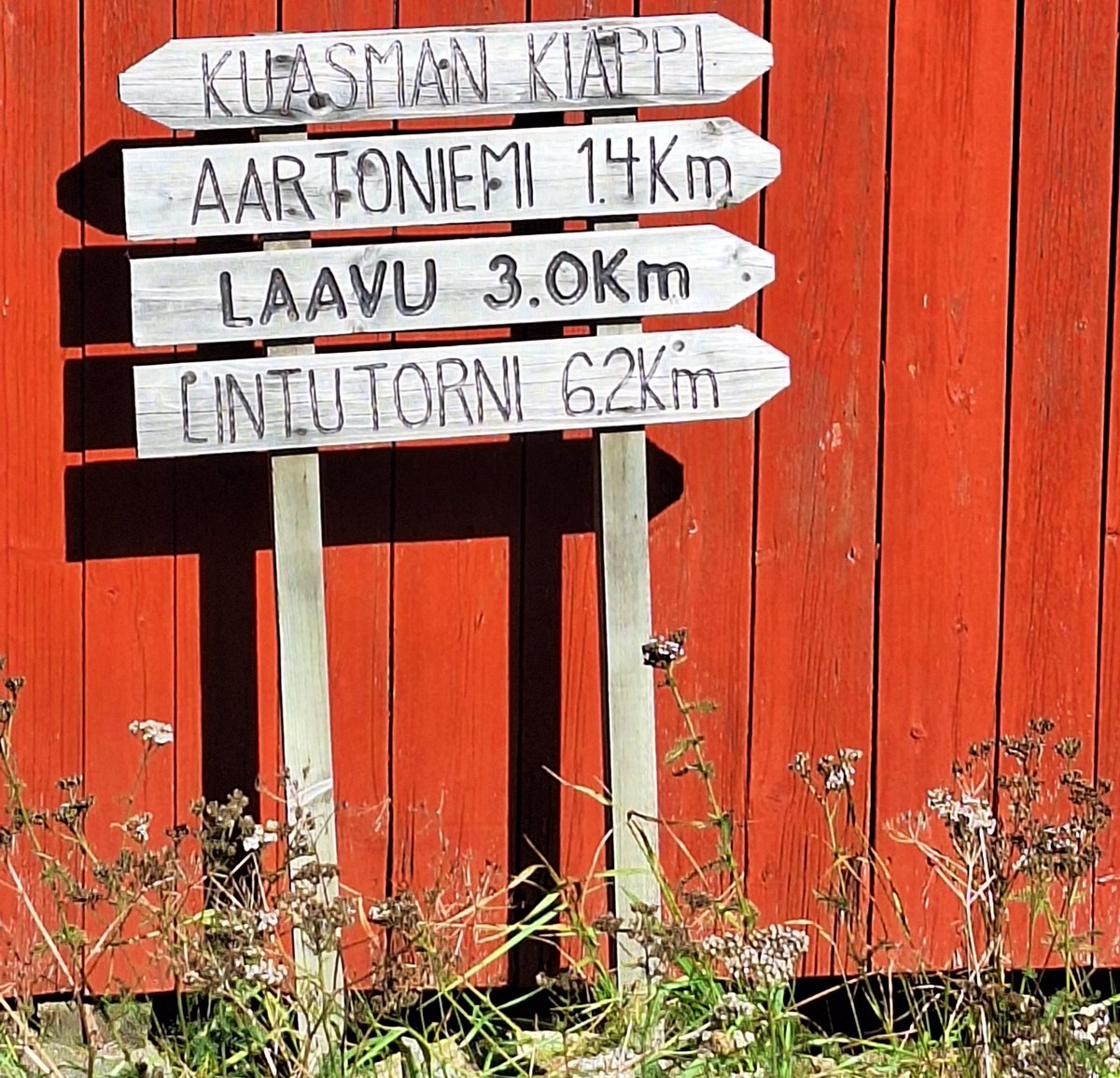 #Kuosmankiäppi on Pirkanmaalla sijaitseva rauhallinen retkikohde maalaismaisemissa.  Opasteet on kantatie 44 varrella. Alueen historia liittyy aina Isonvihan aikaisiin piilopaikkoihin, kun ihmiset hakivat erämaasta suojaa venäläisiltä.

#metsäretki #patikointi #luonto #sastamala