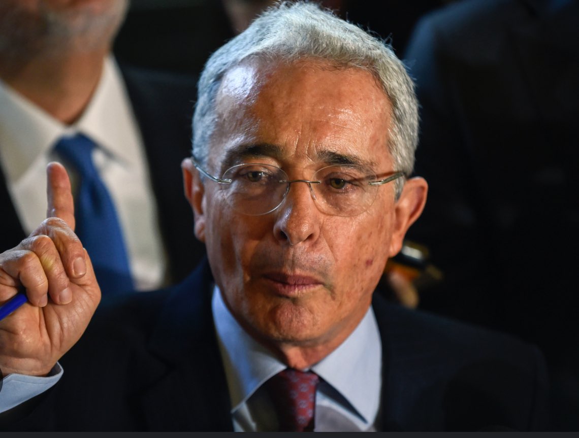 KatiaOspino's tweet photo. #ATENCION Está noche les entrego un video en el que les explico el vínculo directo entre la FALSA Y TENEBROSA FISCAL, Claudia Lozano Doria y el ex-presidente Álvaro Uribe. 

Pero además los detalles de cómo se apoyó en un juez y varios fiscales para evadir la justicia por el delito de minería ilegal. (Caso por el que ella y su esposo serán imputados muy pronto) 

Nos vemos en un rato…  @FiscaliaCol @PGN_COL @GustavoBolivar @petrogustavo