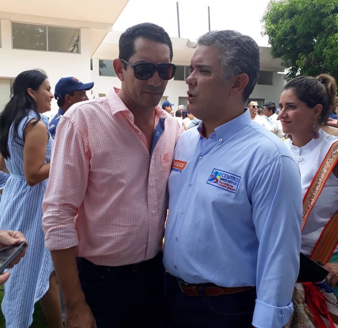 KatiaOspino's tweet photo. #ATENCION Está noche les entrego un video en el que les explico el vínculo directo entre la FALSA Y TENEBROSA FISCAL, Claudia Lozano Doria y el ex-presidente Álvaro Uribe. 

Pero además los detalles de cómo se apoyó en un juez y varios fiscales para evadir la justicia por el delito de minería ilegal. (Caso por el que ella y su esposo serán imputados muy pronto) 

Nos vemos en un rato…  @FiscaliaCol @PGN_COL @GustavoBolivar @petrogustavo