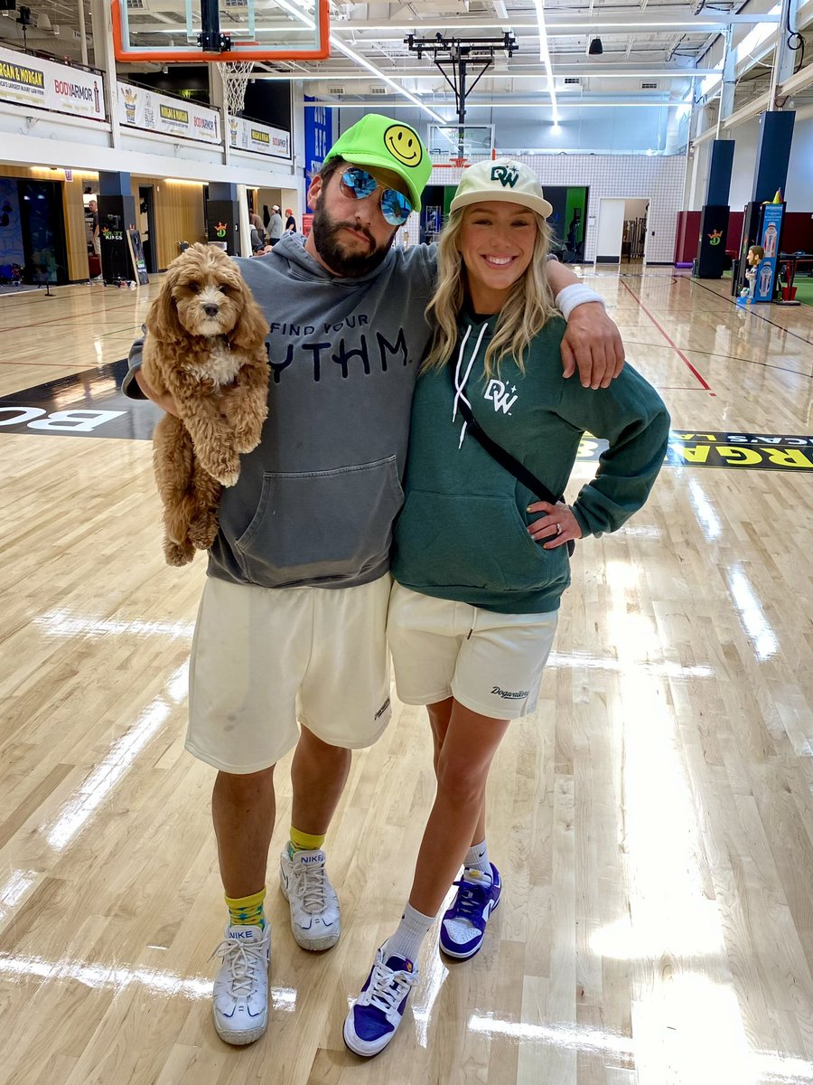 Bkov9's tweet photo. Hanging out at @barstoolsports w @MeganMakinMoney  and the crew on The Yak @BarstoolYak 🐶

Talking Dogwalkers, Rythm and Flow State 🤙🧘

@BarstoolBigCat likes Jah'spresso ♾️

#TheBelichick 🔥

$GTBIF $MSOS 🇺🇸 https://t.co/3ynLpxLnnu