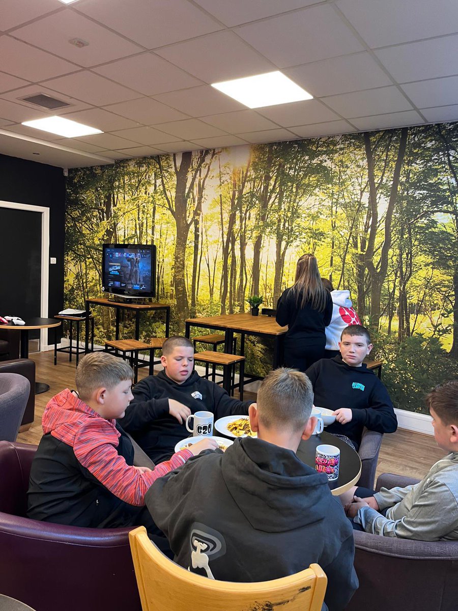 Lovely session with our youngers tonight at our drop-in youth club. 

Chef Charlie taught the YP how to make homemade nachos, salsa &amp; guacamole which went down a treat 🥑

YP also participated in various activities such as making bracelets, music, darts, pool, ping pong, ps5 &amp;