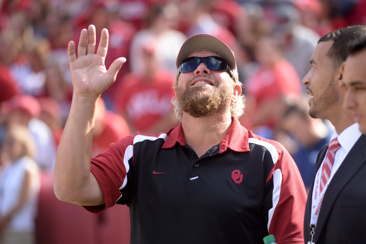 Oklahoma is adding a Toby Keith sing-along to 3rd/4th quarter break during the 2024 season❤️

on3.com/news/oklahoma-…