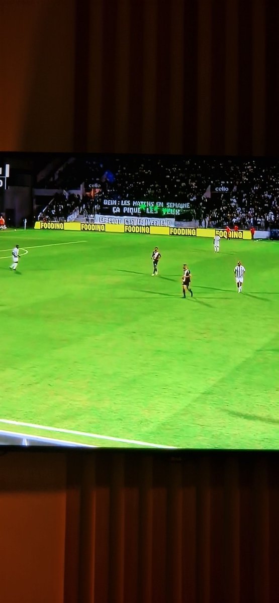 Les supporters du <a href="/RedStarFC/">Red Star FC ✪</a>  qui montrent leur mécontentement avec cette banderole et en envoyant un laser dans la caméra principal de <a href="/beinsports_FR/">beIN SPORTS</a> 

Du coup le match est inregardable contre l <a href="/ACAjaccio/">AC Ajaccio</a> 🤷🏾🥲

#REDACA
#Ligue2 
<a href="/Ligue2BKT/">Ligue 2 BKT</a>
