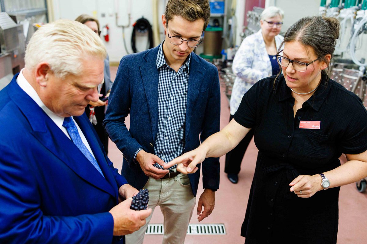 Premier Doug Ford recently visited our CCOVI facilities with Minister Sam Oosterhoff, where they were given a preview of the more than 20 research projects directed at industry priorities ranging from the field to the glass to the consumer!