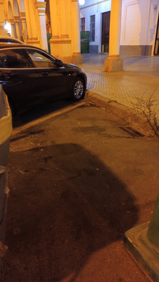 Hoy la calle Pastor y Landero ha amanecido así: macetas, tierra, muebles y todo tipo de desperdicios junto a unos contenedores.

Llamamos a la responsabilidad de vecinos, hosteleros y comerciantes para mantener la ciudad limpia. 

Cuando tengas muebles que tirar, llama al 010.