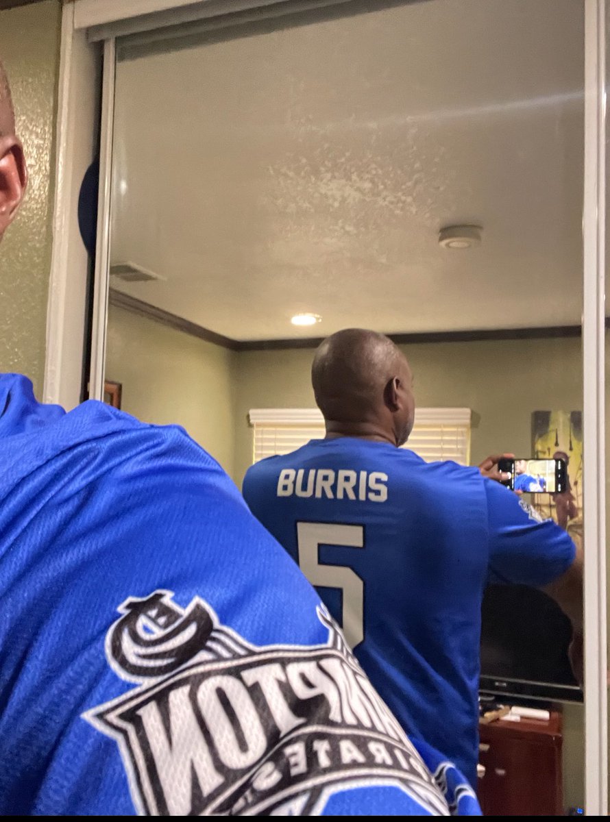 NFLFLAGLBeach's tweet photo. @Elijah_Burris_5 It finally came. I was a lineman at Hampton back during the late 1900’s so it’s odd for me to rock a RB’s jersey. But it’s Hampton so I gotta show love. Have great season @Elijah_Burris_5 and all the best to you with this NIL journey. https://t.co/nT0GwcZYSy