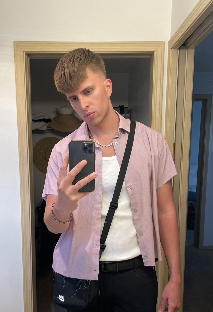 Jefbrboi's tweet photo. Styled this shirt myself 🤗

#cute #outfit #upcycling #mullet #nike #hot #gay #summer #night #out https://t.co/XSOQFJYiUe