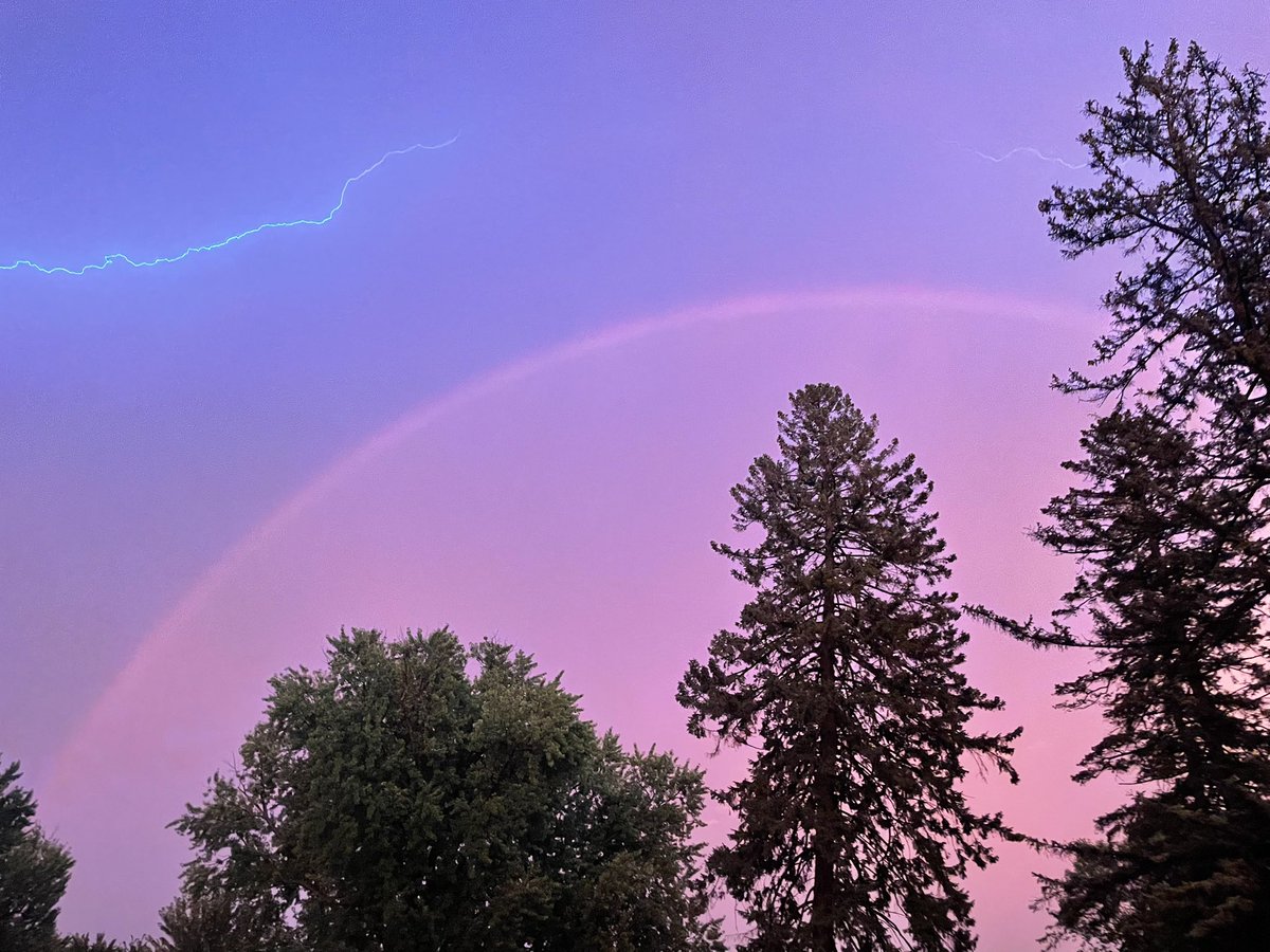 lqqkout's tweet photo. @NWSTwinCities beautiful sunset following the storm, kiddo took this one at 8:01pm near Hiawatha Golf Course https://t.co/v1DyhkWi9i