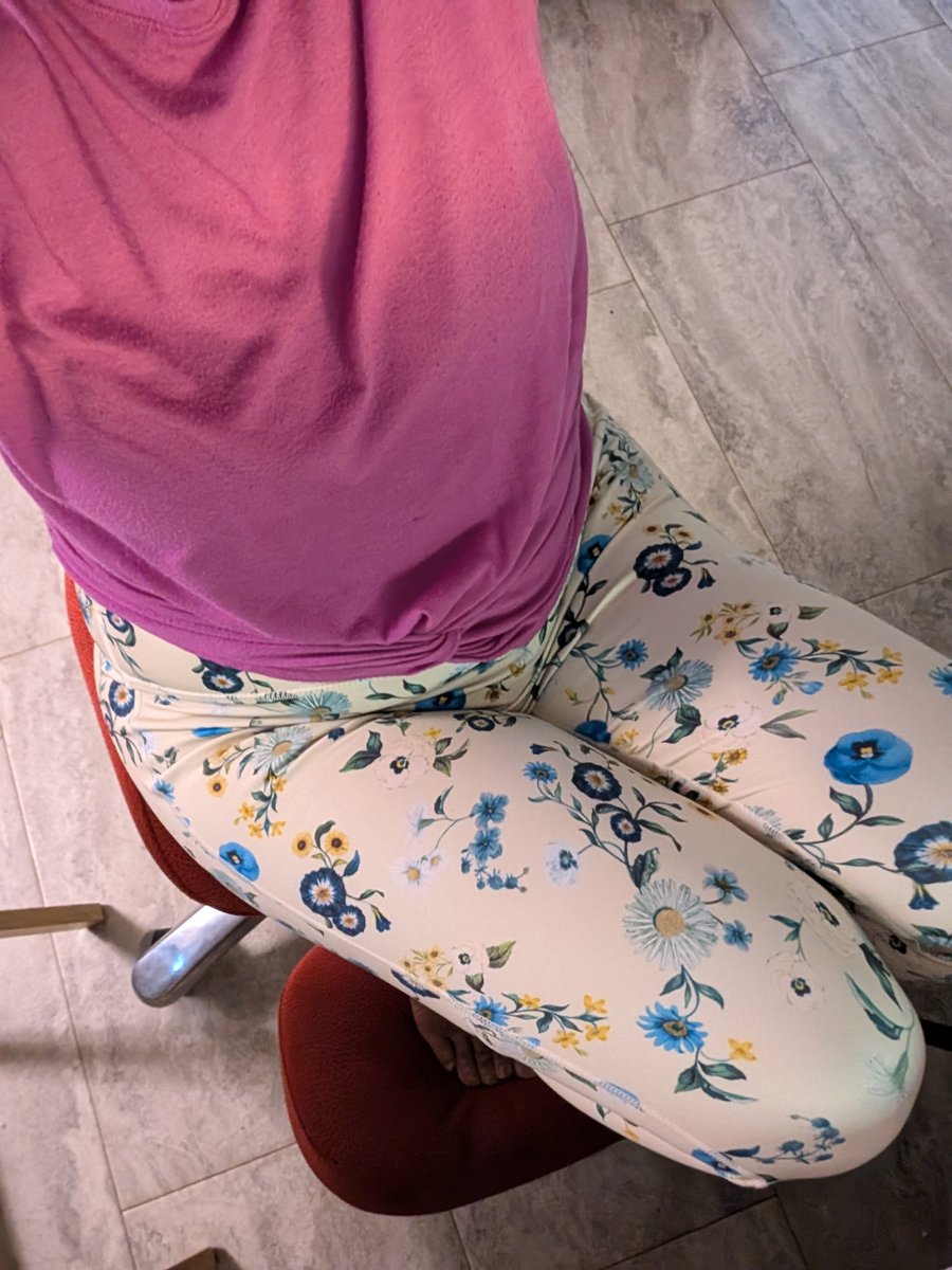 panda_panda57's tweet photo. Get you a criss cross chair! It is so comfortable and I literally come sit in it when I'm in pain! Has made it more easy to sit at stream or editing for longer. I can stretch and do little exercises while I'm on it #streamerstuff #crisscrosschair https://t.co/8aUXTfHEFc