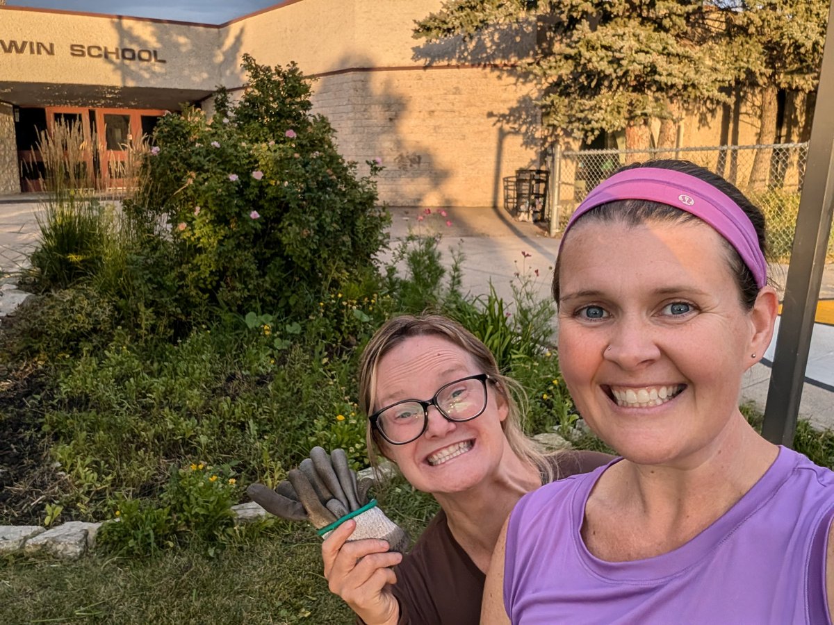 DarwinSchoolPAC's tweet photo. Our DPA family took time this evening to clean up the front garden in preparation for back to school!  A wonderful opportunity to catch up after a busy summer ❤️ https://t.co/6dhRGaK1aN