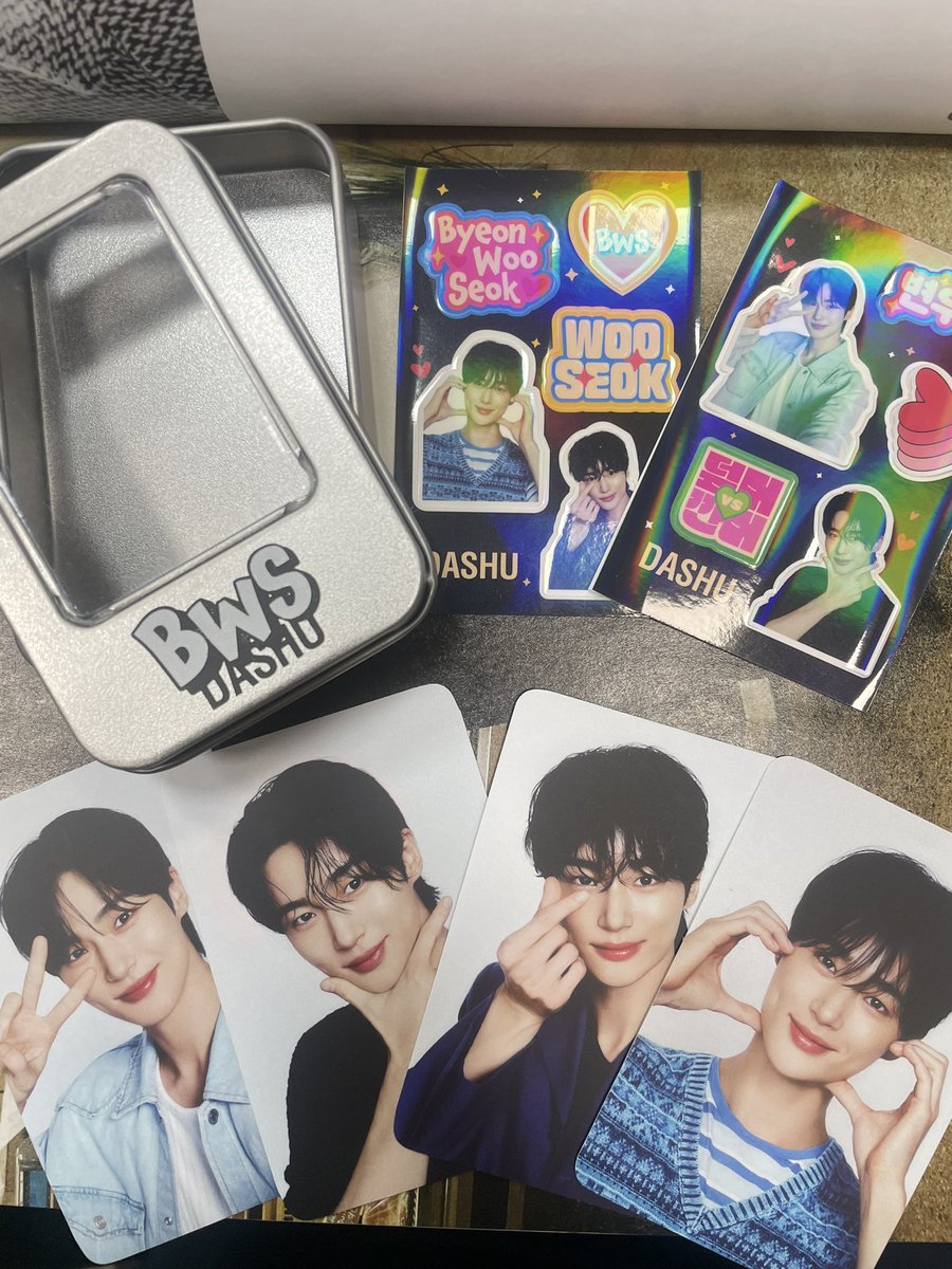 포토카드 받으시는 분들 후기가 보이네요💙
통통이님들 생각하면서 열심히 준비했습니다!! 
아쉬운 부분 언제든지 의견주시구요!
다시한번 다슈와 함께 해주셔서 무한 감사드립니다!
통통이님들과 함께 햄볶으며
다슈와 변우석님의 여정 잘 준비하겠습니다.