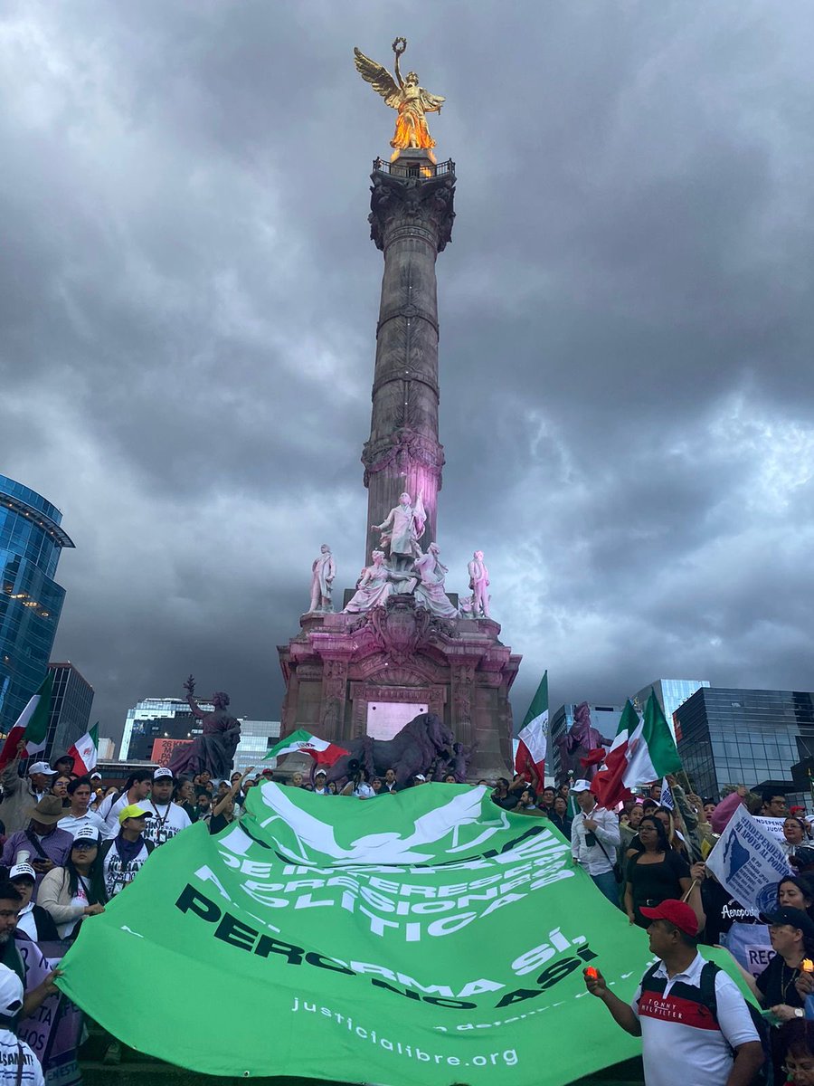 jufed_org's tweet photo. Concentración de personas juzgadoras, trabajadoras del #PJF y ciudadanos en defensa de la democracia y la #IndependenciaJudicial.

#TodosSomosPJF https://t.co/wtuO7hYXZ4