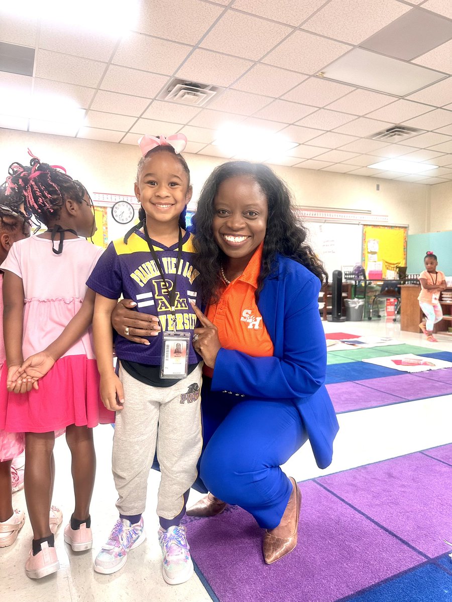 drgoffney's tweet photo. Of course I represented my dearly loved SHSU 🧡🤍🐾 for #CollegeWearMonday! I loved seeing our teachers and staff representing and it was great to see our students and parents participate too! https://t.co/FiwpvTuiQH