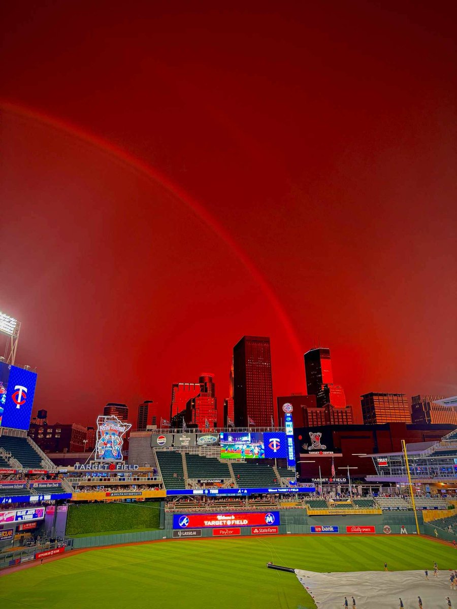 TeaStormChaser's tweet photo. One of our Weather personalities was in Minneapolis, Minnesota for the Twins game, when this fantastic sunset came about! Great photo opportunity!!! https://t.co/nsePEy510W