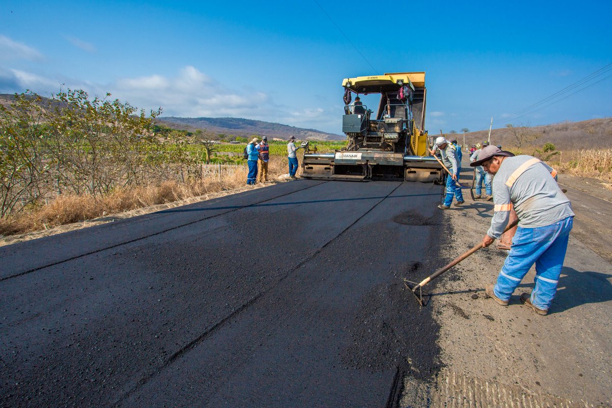 ManabiV's tweet photo. Avanzamos con la Rehabilitación de la vía Manta – Rocafuerte, que están siendo ejecutados por nuestra Empresa Pública Manabí Vial, bajo contrato con el Ministerio de Transporte y Obras Públicas.

@Leoorlandoa 
@PrefecturManabi 
@ObrasPublicasEc https://t.co/OOQ0uXZMpu