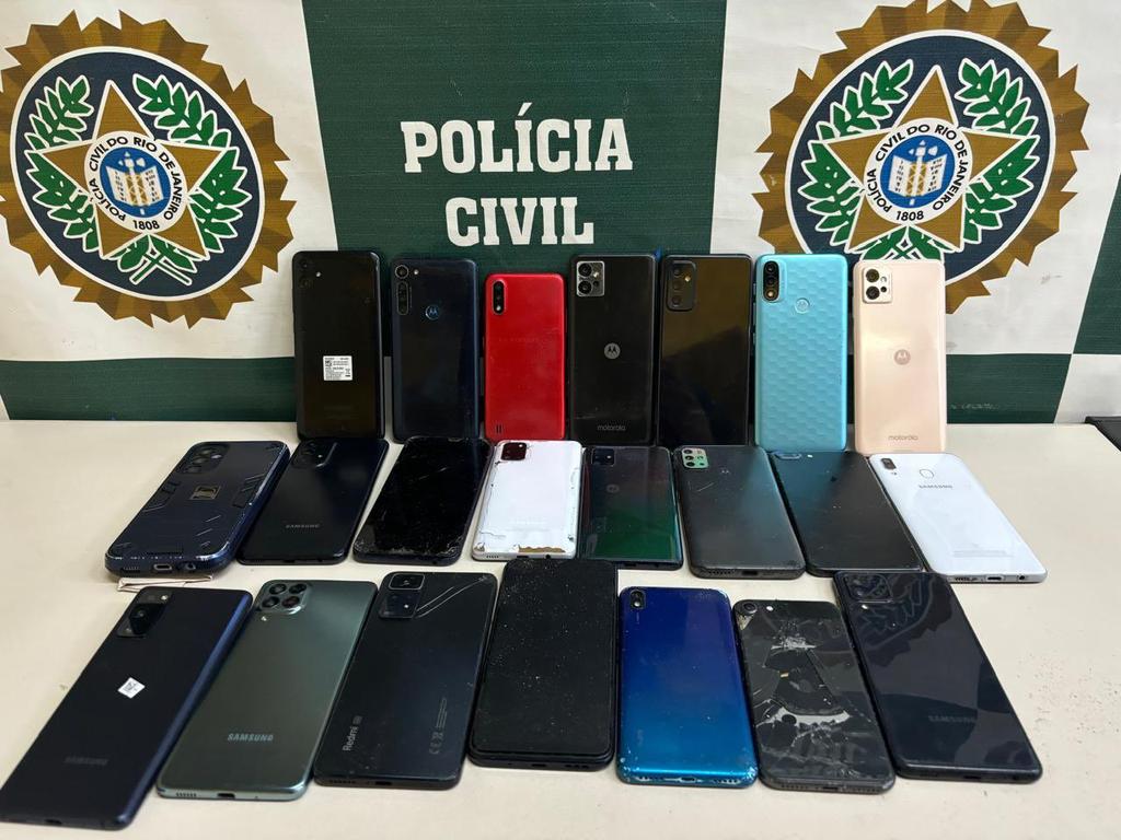 NotciasRio1's tweet photo. #59DP prende criminosos que vendiam celulares roubados e furtados em feira de Duque de Caxias, na Baixada Fluminense. Durante a ação, agentes apreenderam 22 aparelhos, que eram produtos de crimes.
Confira 🔗👇
https://t.co/SeHcV2iMl5 https://t.co/ZYclbHayPw