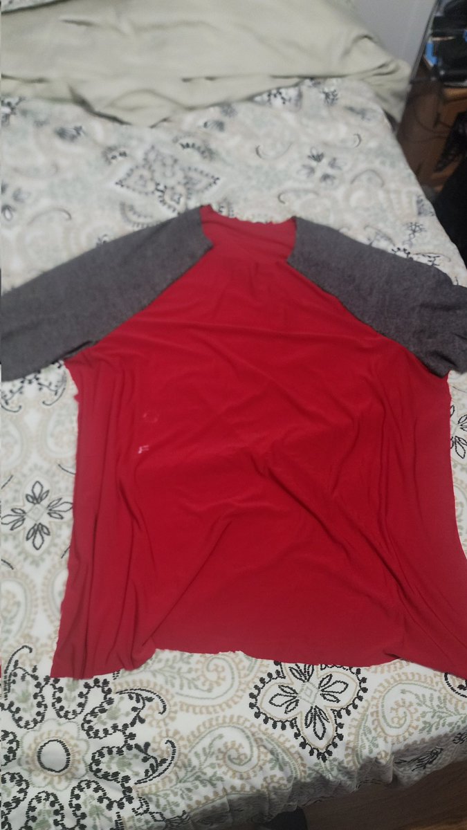 Ruiner0's tweet photo. Got most of the shirt done. And in one sitting. Which is a lot faster than the first shirt I made. So that's pretty nice. Won't take long to finish the basic part now. But I am still intending on doing something to make it a bit more interesting.

#shirt #sewing #wip #fabric https://t.co/gwvPIWXGOS