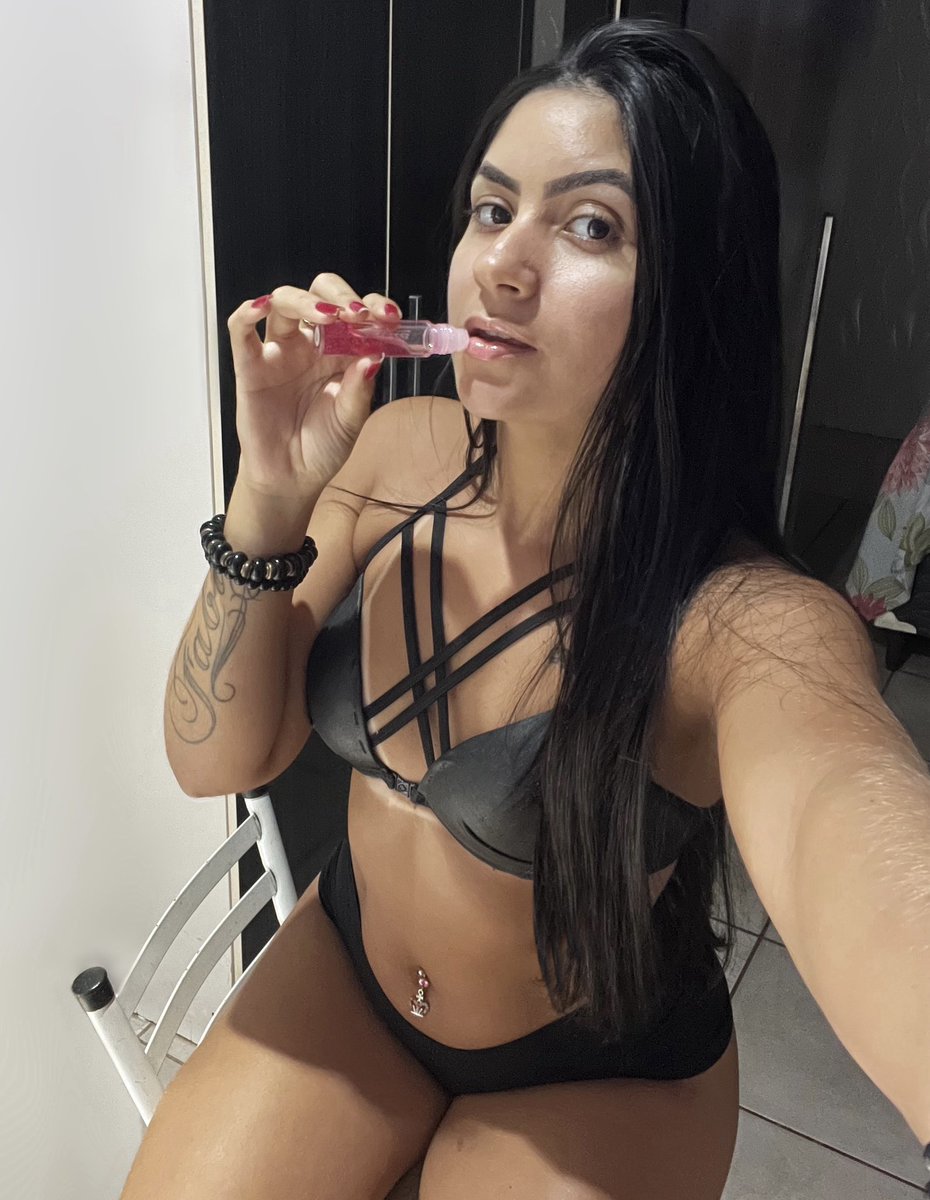 fabisantosofc's tweet photo. Cada um com seus vícios, o meu é passar brilho ✨🫦🙈 https://t.co/rfn6gnaAXb